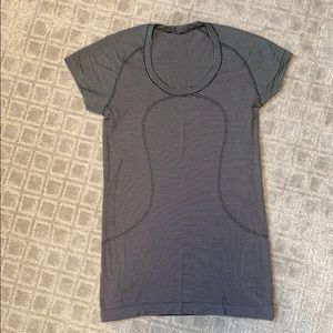 Lululemon tshirt size 6